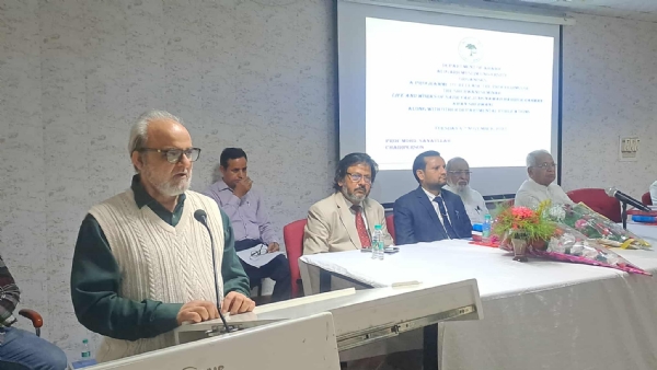 خطاب کرتے ہوئے پروفیسر مدیح الرحمن شروانی