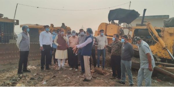 ایم سی ڈی لیڈر آف ہاؤس پرویش واہی نے بھلسوا لینڈ فل سائٹ کا معائنہ کیا۔