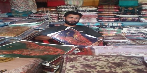 دستکاری میلے میں کشمیری کپڑوں کو بہت پسند کر رہے ہیںبنارس کے لوگ