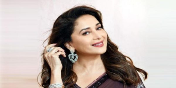 مادھوری دکشت کی لیٹ انٹری سے شہ سرخیوں میں اضافہ، سوشل میڈیا پر ہنگامہ برپا