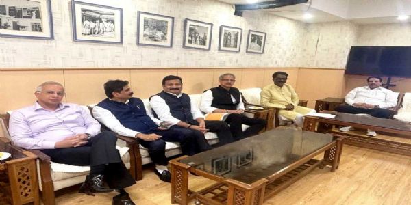 مہاراشٹر میں اپوزیشن جماعتوں نے ووٹر لسٹ میں بے ضابطگیوں کی شکایت کرتے ہوئے الیکشن کمیشن کو ایک میمورنڈم پیش کیا۔