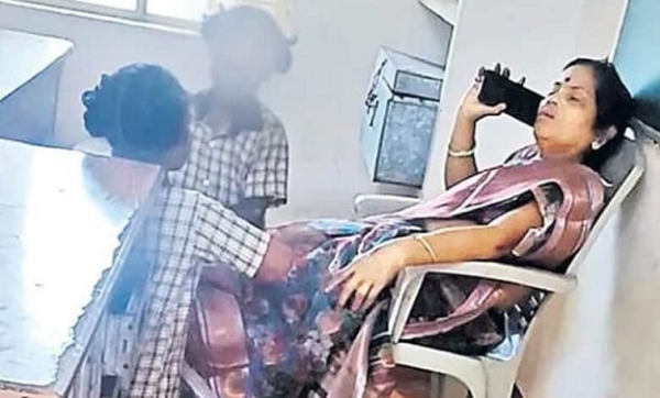 اے پی میں طالبات کوکلاس روم میں خاتون ٹیچر کے پاوں دبانے کا واقعہ اے پی میں طالبات کوکلاس روم میں خاتون ٹیچر کے پاوں دبانے کا واقعہ