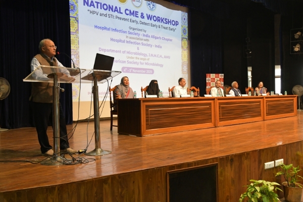 خطاب کرتے ہوئے پروفیسر محمد محسن خاں خطاب کرتے ہوئے پروفیسر محمد محسن خاں