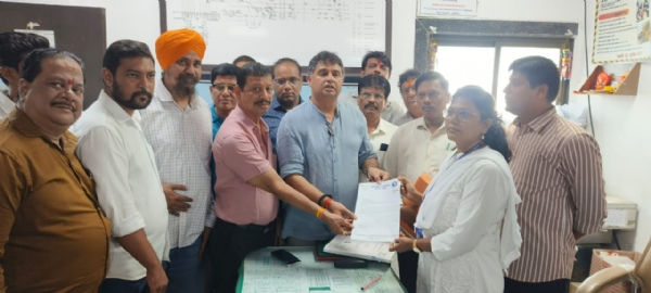 DEMAND FOR RAIL MINISTER APOLOGY IN MUMBRA MISHAP