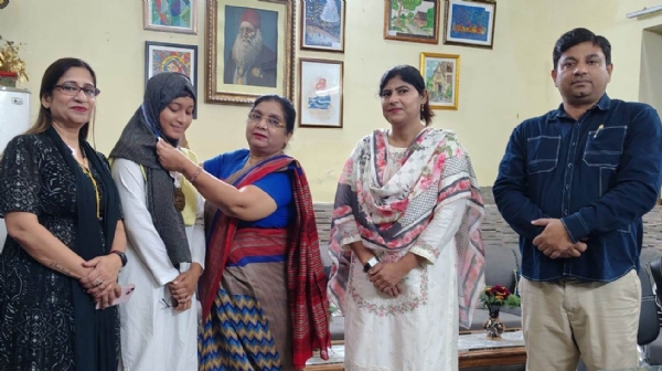 اربیہ اعزاز حاصل کرتے ہوئے