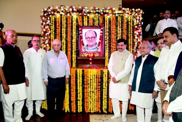 وزیر اعلیٰ ڈاکٹر یادو نے سابق وزیر اعلیٰ آنجہانی ارجن سنگھ کو خراجِ عقیدت پیش کیا۔ وزیر اعلیٰ ڈاکٹر یادو نے سابق وزیر اعلیٰ آنجہانی ارجن سنگھ کو خراجِ عقیدت پیش کیا۔