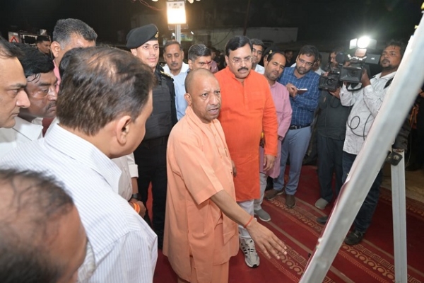 سی ایم یوگی نے جگیسر پاسی چوراہے سے ہڑہوا پھاٹک ہوتے ہوئے ایچ این سنگھ چوک تک بننے والی ٹو لین فور لین سڑک کا معائنہ کیا۔ سی ایم یوگی نے جگیسر پاسی چوراہے سے ہڑہوا پھاٹک ہوتے ہوئے ایچ این سنگھ چوک تک بننے والی ٹو لین فور لین سڑک کا معائنہ کیا۔