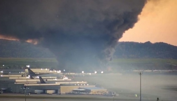 یہ طیارہ ہونولولو کے ڈینیئل کے انوئے بین الاقوامی ہوائی اڈے کی طرف جا رہا تھا۔ منزل پر پہنچنے سے پہلے ہی حادثے کا شکار ہو گیا اور آس پاس دھوئیں کا گہرا بادل پھیل گیا۔ یہ طیارہ ہونولولو کے ڈینیئل کے انوئے بین الاقوامی ہوائی اڈے کی طرف جا رہا تھا۔ منزل پر پہنچنے سے پہلے ہی حادثے کا شکار ہو گیا اور آس پاس دھوئیں کا گہرا بادل پھیل گیا۔