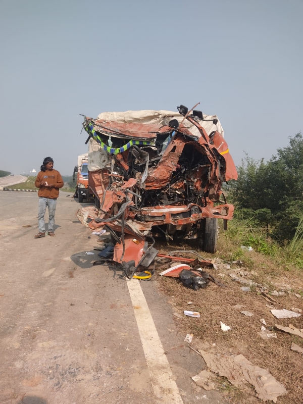 جونپور میں ٹرک اور ڈی سی ایم میں ٹکر، دو کی موت جونپور میں ٹرک اور ڈی سی ایم میں ٹکر، دو کی موت