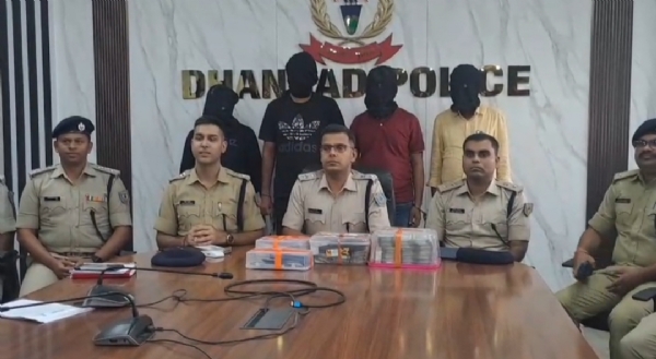 پرنس خان گینگ کے چار ارکان گرفتار، پستول اور 17 لاکھ روپے  برآمد