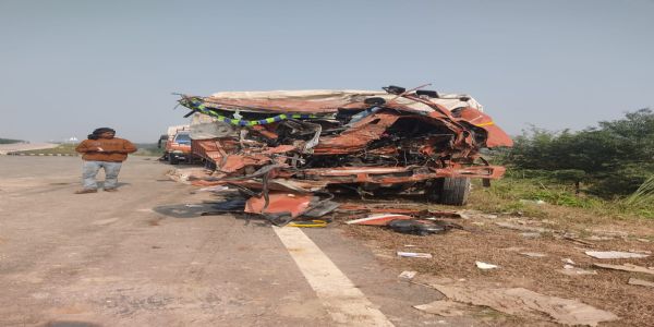 جونپور میں ٹرک اور ڈی سی ایم میں ٹکر، دو کی موت