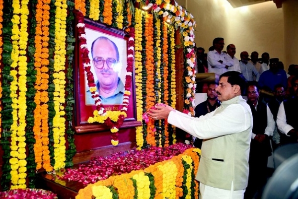 وزیر اعلیٰ ڈاکٹر یادو نے سابق وزیر اعلیٰ آنجہانی ارجن سنگھ کو خراجِ عقیدت پیش کیا۔ وزیر اعلیٰ ڈاکٹر یادو نے سابق وزیر اعلیٰ آنجہانی ارجن سنگھ کو خراجِ عقیدت پیش کیا۔