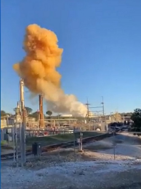 امریکہ کی ریاست مسیسیپی کے یازو میں سی ایف انڈسٹریز پلانٹ میں دھماکے کے بعد آگ کے شعلے بلند ہوتے دکھائی دیے۔(اسکرین شاٹ: ڈبلیو ایل بی ٹی جیکسن ٹیلی وژن) امریکہ کی ریاست مسیسیپی کے یازو میں سی ایف انڈسٹریز پلانٹ میں دھماکے کے بعد آگ کے شعلے بلند ہوتے دکھائی دیے۔(اسکرین شاٹ: ڈبلیو ایل بی ٹی جیکسن ٹیلی وژن)