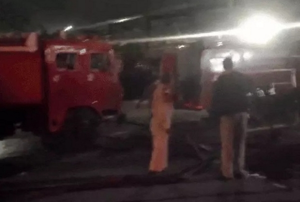 پیتھم پور کی فیکٹری میں آگ بجھاتے ہوئے فائر بریگیڈ کی ٹیم۔ پیتھم پور کی فیکٹری میں آگ بجھاتے ہوئے فائر بریگیڈ کی ٹیم۔