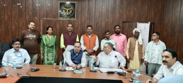 قرعہ اندازی کرتے ہوئے قرعہ اندازی کرتے ہوئے