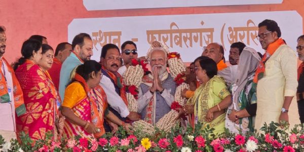 این ڈی اے دراندازوں کوملک سے نکالنے میں تو وہیں کانگریس اور آر جے ڈی ان کی حفاظت میں مصروف ہیں : نریندر مودی