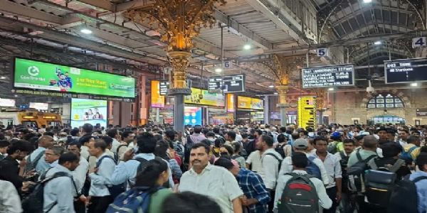 ممبئی میں مضافاتی ٹرین حادثہ، چار افراد زخمی ، احتجاج کے دوران سروس بند، اسٹیشنوں پر ہجوم