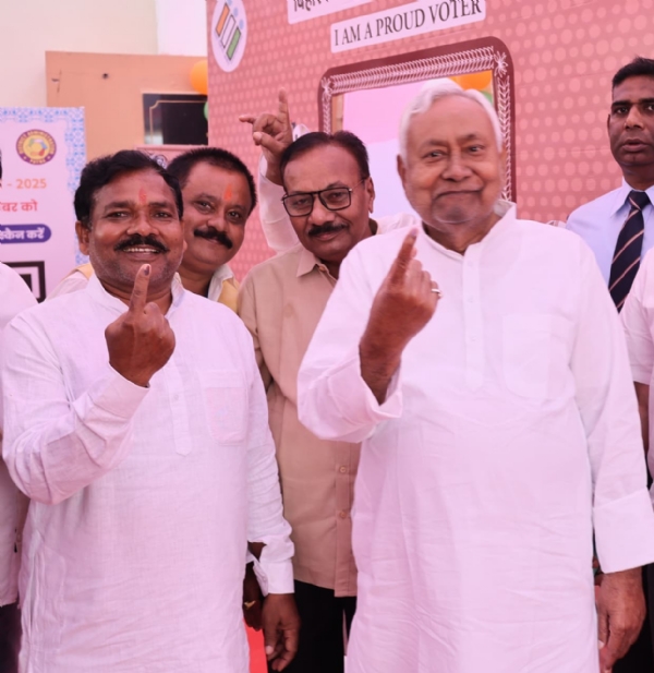 جمہوریت نہ صرف ہمارا حق ہے بلکہ ہماری ذمہ داری بھی ہے،’پہلے متدان پھر جلپان‘: نتیش کمار جمہوریت نہ صرف ہمارا حق ہے بلکہ ہماری ذمہ داری بھی ہے،’پہلے متدان پھر جلپان‘: نتیش کمار