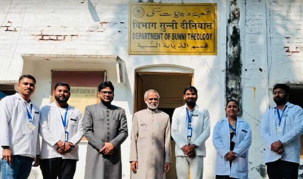 شعبہ دینیات کا دورا کرتے ہوئے آیوش کی ٹیم