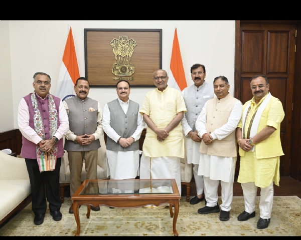 نائب صدر نے راجندر گپتا اور ست پال شرما کو راجیہ سبھا کے رکن کے طور پر حلف دلایا نائب صدر نے راجندر گپتا اور ست پال شرما کو راجیہ سبھا کے رکن کے طور پر حلف دلایا