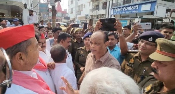 Varanasi admin stopped Samajwadi leaders from Dal Mandi Varanasi admin stopped Samajwadi leaders from Dal Mandi