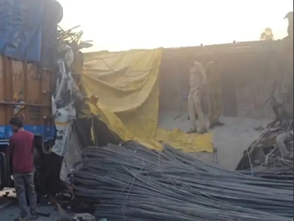 سورج پور: تیز رفتار ٹریلر اور ٹرک میں تصادم، دو کی موت سورج پور: تیز رفتار ٹریلر اور ٹرک میں تصادم، دو کی موت