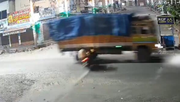 لاری سے بائیک کے ٹکراجانے سے دونوجوان ہلاک لاری سے بائیک کے ٹکراجانے سے دونوجوان ہلاک