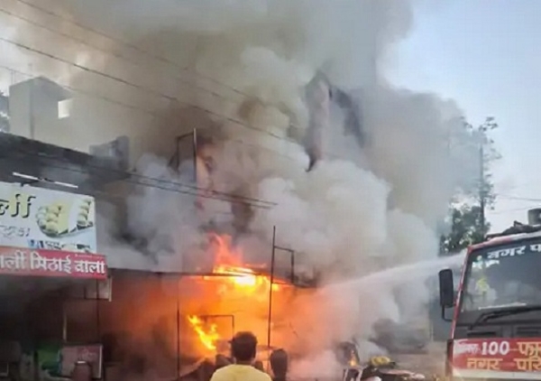 کھرگون کے کسراود میں مٹھائی کی دکان میں شدید آگ لگی، لاکھوں کا سامان جل کر خاک کھرگون کے کسراود میں مٹھائی کی دکان میں شدید آگ لگی، لاکھوں کا سامان جل کر خاک