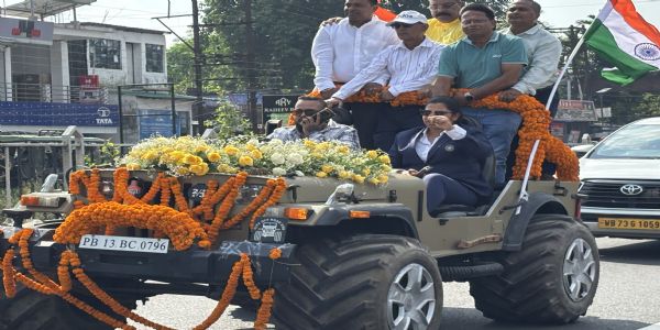 سلی گوڑی کی بیٹی رچا گھوش، عالمی چمپئن بن کرلوٹیں، ڈھول تاشوں کے ساتھ شاندار استقبال