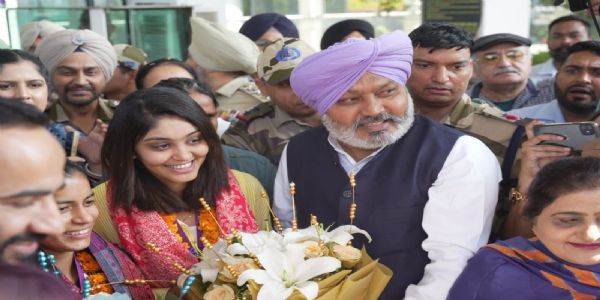 خواتین کرکٹ ٹیم کی کھلاڑیوں کا چنڈی گڑھ پہنچنے پرشانداراستقبال