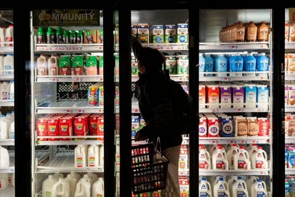 امریکی تکمیلی غذائی امدادی پروگرام کو ایس این اے پی یا فوڈ اسٹامپ کے نام سے بھی جانا جاتا ہے۔ یہ پروگرام تقریباً ہر آٹھ میں سے ایک امریکی کو امداد فراہم کرتا ہے۔فوٹو بشکریہ: دی نیویارک ٹائمز امریکی تکمیلی غذائی امدادی پروگرام کو ایس این اے پی یا فوڈ اسٹامپ کے نام سے بھی جانا جاتا ہے۔ یہ پروگرام تقریباً ہر آٹھ میں سے ایک امریکی کو امداد فراہم کرتا ہے۔فوٹو بشکریہ: دی نیویارک ٹائمز