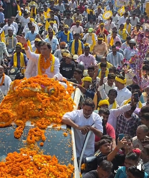 پرشانت کشور نے نئے بہار کا وعدہ کرتے ہوئے ڈاکٹر انوج کے حق میں ووٹ کی اپیل کرنے کے لیے نوادہ میں روڈ شو کیا پرشانت کشور نے نئے بہار کا وعدہ کرتے ہوئے ڈاکٹر انوج کے حق میں ووٹ کی اپیل کرنے کے لیے نوادہ میں روڈ شو کیا