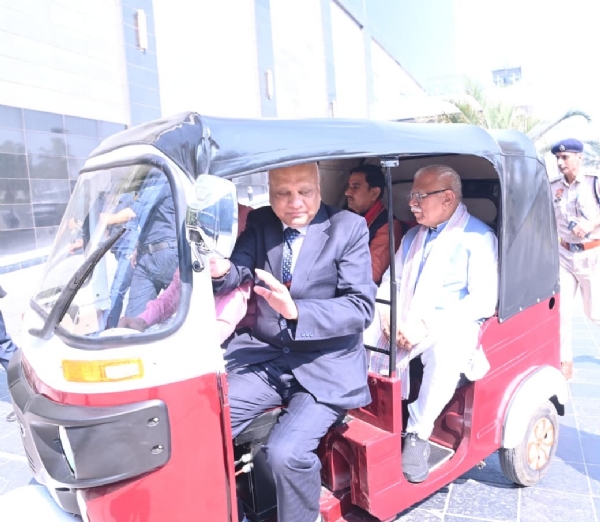 مرکزی وزیر منوہر لال نے ریٹروفیٹڈ الیکٹرک آٹو پر سوار ہو کر ماحولیاتی تحفظ کا پیغام دیا مرکزی وزیر منوہر لال نے ریٹروفیٹڈ الیکٹرک آٹو پر سوار ہو کر ماحولیاتی تحفظ کا پیغام دیا