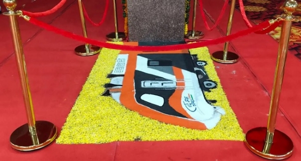 بنارس ریلوے اسٹیشن پر وندے بھارت ایکسپریس ٹرین کی شکل میں رنگولی تیار کی گئی، جسے لوگوں نے بہت پسند کیا۔ (فوٹو: انٹرنیٹ میڈیا) بنارس ریلوے اسٹیشن پر وندے بھارت ایکسپریس ٹرین کی شکل میں رنگولی تیار کی گئی، جسے لوگوں نے بہت پسند کیا۔ (فوٹو: انٹرنیٹ میڈیا)