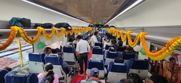 بنارس ریلوے اسٹیشن پہنچنے والے مسافر وندے بھارت میں اپنی نشستیں اختیار کرتے ہوئے۔ (فوٹو: انٹرنیٹ میڈیا) بنارس ریلوے اسٹیشن پہنچنے والے مسافر وندے بھارت میں اپنی نشستیں اختیار کرتے ہوئے۔ (فوٹو: انٹرنیٹ میڈیا)