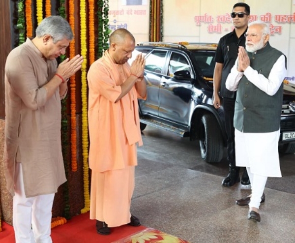 PM Modi leaves for Bihar from Varanasi, CM Yogi bids farewell
