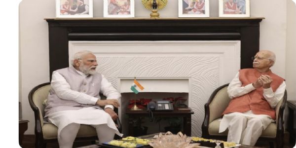 وزیر اعظم مودی ایل کے اڈوانی کی رہائش گاہ پر گئے، سالگرہ کی مبارکباد دی