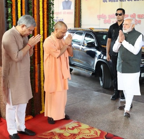 وزیراعظم نریندر مودی کے وارانسی ریلوے اسٹیشن پہنچنے پر وزیراعلیٰ یوگی آدتیہ ناتھ اور وزیر ریلوے اشونی ویشنو نے ان کا شاندار استقبال کیا۔ (فوٹو: اتر پردیش محکمہ اطلاعات) وزیراعظم نریندر مودی کے وارانسی ریلوے اسٹیشن پہنچنے پر وزیراعلیٰ یوگی آدتیہ ناتھ اور وزیر ریلوے اشونی ویشنو نے ان کا شاندار استقبال کیا۔ (فوٹو: اتر پردیش محکمہ اطلاعات)