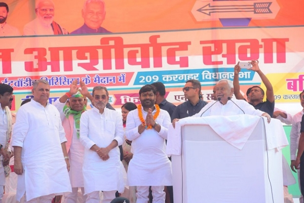 وزیر اعلیٰ نتیش کمار انتخابی جلسہ سے خطاب کرتے ہوئے۔ وزیر اعلیٰ نتیش کمار انتخابی جلسہ سے خطاب کرتے ہوئے۔