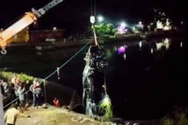 کٹنی میں دردناک حادثہ، تیز رفتار کار تالاب میں گری، بی جے پی لیڈر سمیت دو افراد ہلاک، دو نوجوانوں نے تیر کر جان بچائی کٹنی میں دردناک حادثہ، تیز رفتار کار تالاب میں گری، بی جے پی لیڈر سمیت دو افراد ہلاک، دو نوجوانوں نے تیر کر جان بچائی