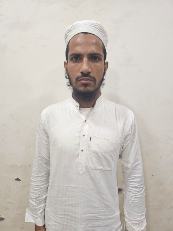 گجرات میں بڑے حملے کی منصوبہ بندی کے الزام میں تین مبینہ دہشت گرد گرفتار، جدید اسلحہ اور کیمیکل برآمد گجرات میں بڑے حملے کی منصوبہ بندی کے الزام میں تین مبینہ دہشت گرد گرفتار، جدید اسلحہ اور کیمیکل برآمد