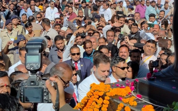 راہل گاندھی نےمہاتما گاندھی کے مجسمے پر مالا چڑھائی۔ راہل گاندھی نےمہاتما گاندھی کے مجسمے پر مالا چڑھائی۔