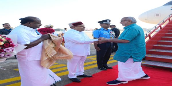 نائب صدرجمہوریہ رادھا کرشنن کرناٹک کے دورے پر بنگلورو پہنچے