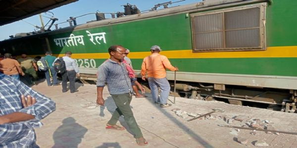 کھڑگپور کے بالیچک اسٹیشن پر مال گاڑی پلیٹ فارم سے ٹکرا گئی