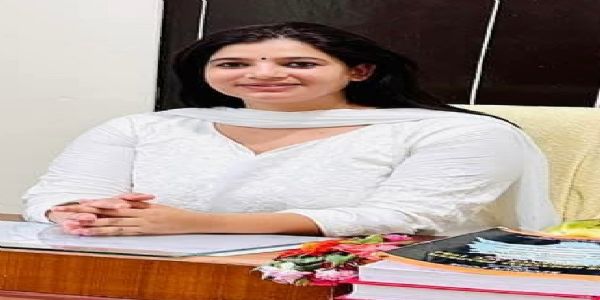 جعلی فیس بک اکاؤنٹ سے فحش تصاویر وائرل، ایس ڈی ایم اوشین شرما نے ایف آئی آر درج کرائی