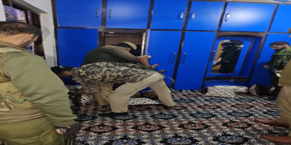 جموں و کشمیر پولیس نے پاکستان میں مقیم دہشت گردوں کے گھروں پر چھاپے مارے