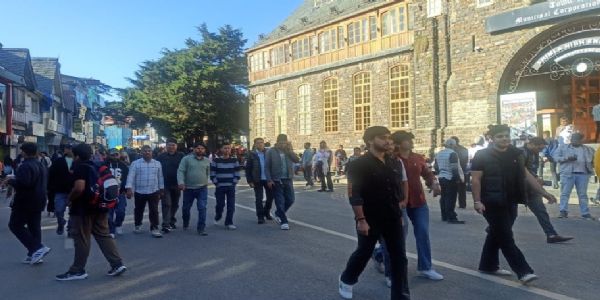 شملہ میں سیاحوں کی تعداد میں اضافہ، صاف موسم اور دھوپ سے لطف اندوز ہو رہے ہیں سیاح