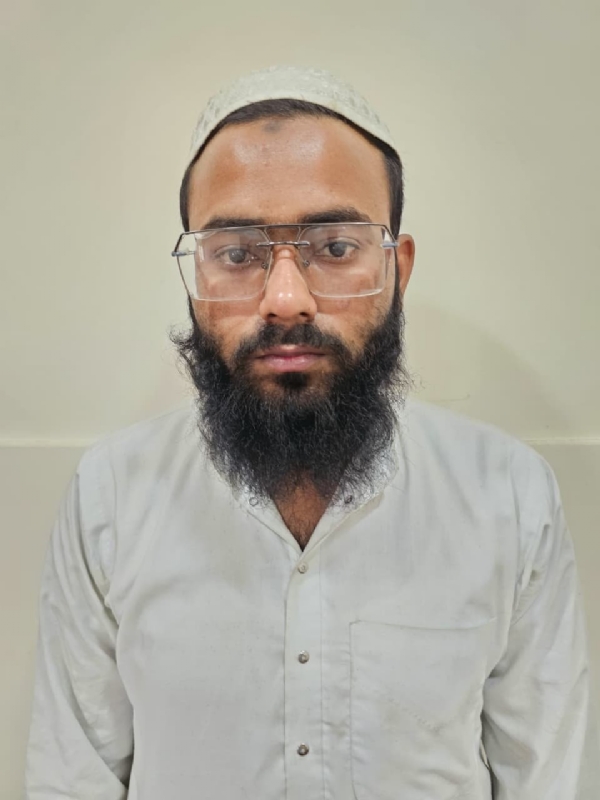 گجرات میں بڑے حملے کی منصوبہ بندی کے الزام میں تین مبینہ دہشت گرد گرفتار، جدید اسلحہ اور کیمیکل برآمد گجرات میں بڑے حملے کی منصوبہ بندی کے الزام میں تین مبینہ دہشت گرد گرفتار، جدید اسلحہ اور کیمیکل برآمد