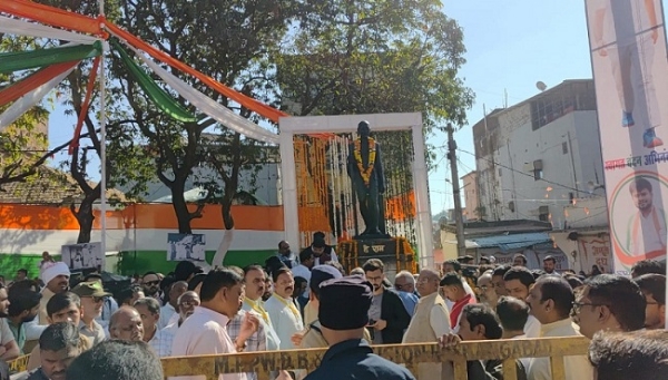 راہل گاندھی نےمہاتما گاندھی کے مجسمے پر مالا چڑھائی۔ راہل گاندھی نےمہاتما گاندھی کے مجسمے پر مالا چڑھائی۔