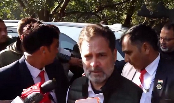 پچمڑھی میں میڈیا سے بات کرتے ہوئے راہل گاندھی۔ پچمڑھی میں میڈیا سے بات کرتے ہوئے راہل گاندھی۔